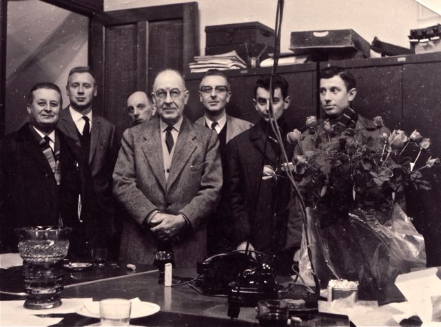 En de slimste van het bureau had zich weer op de beste plaats gezet. Later heeft de firma de professionele draad met hem doorgeknipt.